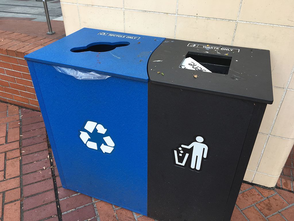 Recycling bin and trash can