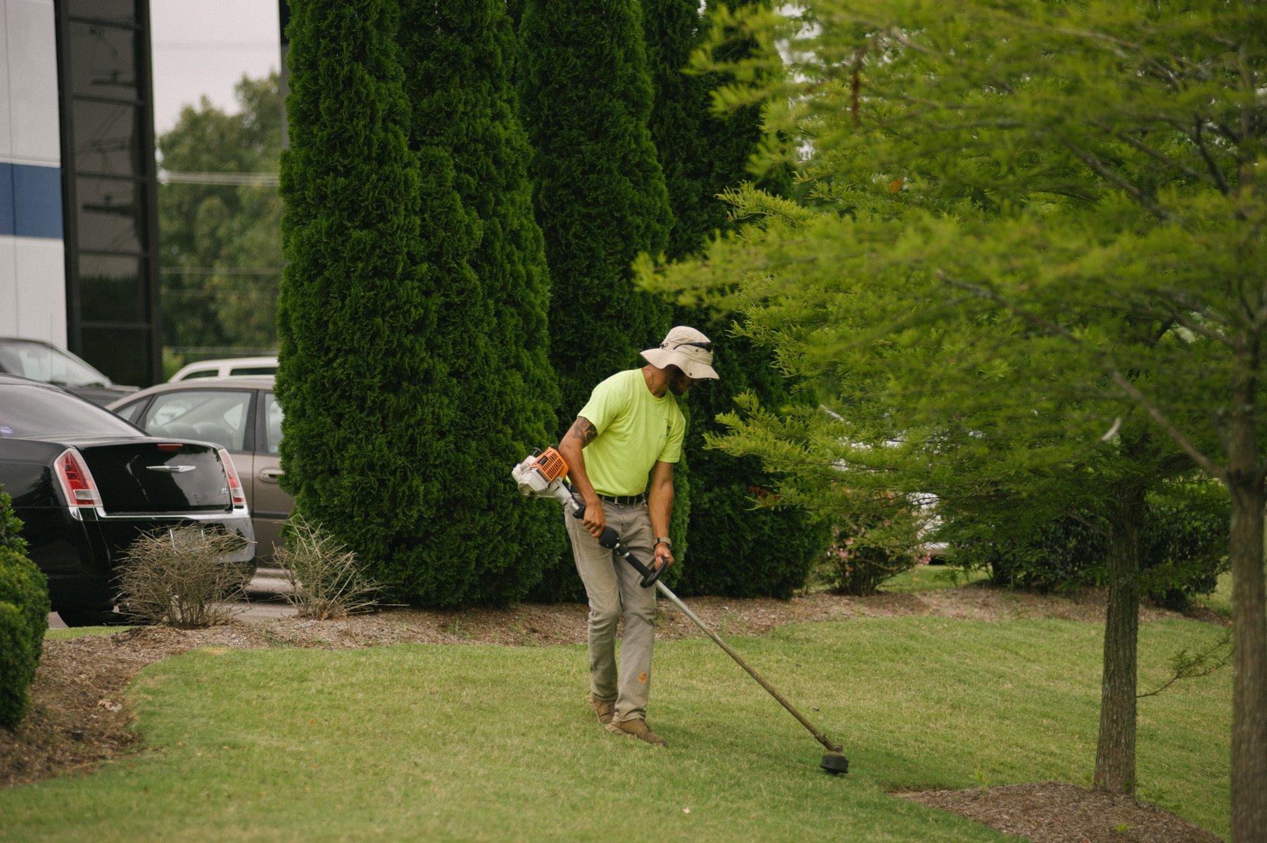 commercial landscaping technician edging