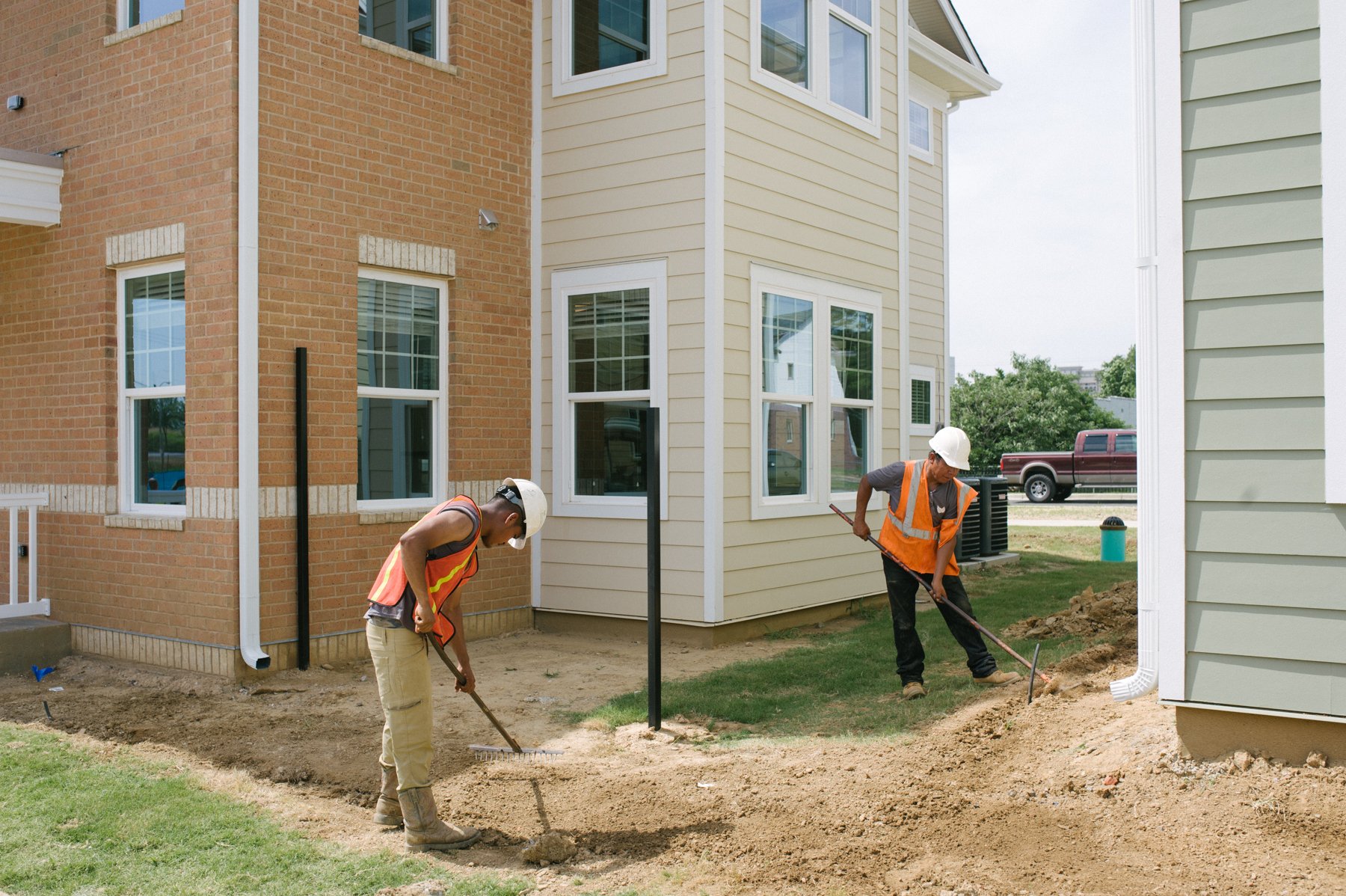 commercial landscape maintenance at an apartment complex