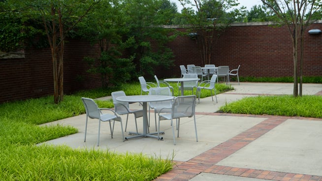 Methodist Olive Branch Hospital outside seating