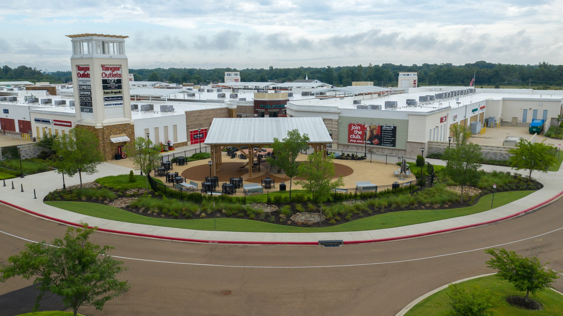 Tanger Outlets landscape Southhaven, MS