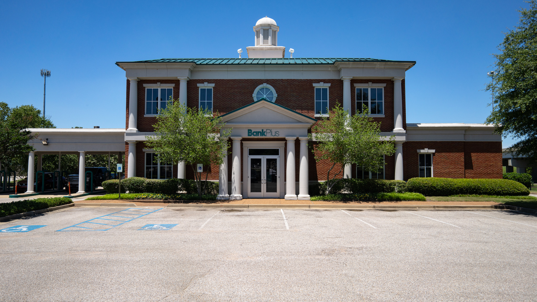 Commercial bank landscaping in Memphis, TN